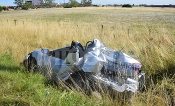 Imagen de la nota: Se despistó, chocó contra una columna y volcó