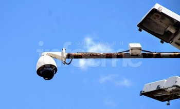 A piedrazos rompieron otra cámara de seguridad Imagen de la nota: A piedrazos rompieron otra cámara de seguridad