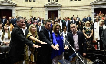 Imagen de la nota: Apoyo local ante la asunción de Massa en Diputados