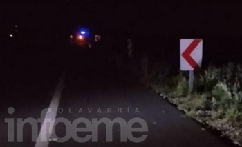Utilitario despistó y volcó sobre el costado de la ruta Imagen de la nota: Utilitario despistó y volcó sobre el costado de la ruta