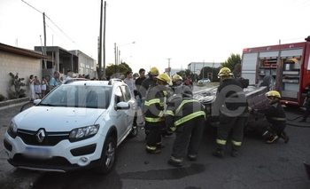 Violento choque y vuelco en avenida Ituzaingó Imagen de la nota: Violento choque y vuelco en avenida Ituzaingó