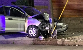 Automovilista impactó contra una columna de alumbrado Imagen de la nota: Automovilista impactó contra una columna de alumbrado