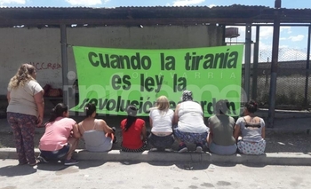 Huelga de hambre de familiares fuera de la Unidad 2 Imagen de la nota: Huelga de hambre de familiares fuera de la Unidad 2