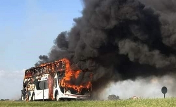 Imagen de la nota: Se incendió un colectivo que venía hacia Olavarría 