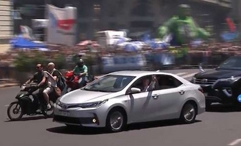 Imagen de la nota: Alberto Fernández llegó manejando al Congreso