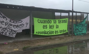 Pese al calor y la lluvia sigue la protesta frente a la Unidad Nº 2 Imagen de la nota: Pese al calor y la lluvia sigue la protesta frente a la Unidad Nº 2