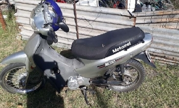 Imagen de la nota: Motociclista herido tras chocar acoplado estacionado 