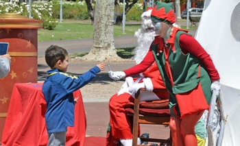 Imagen de la nota: Papá Noel y una duendecilla en el Paseo Jesús Mendía