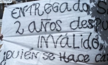 Protestó en Azul para que atiendan a su hijo detenido Imagen de la nota: Protestó en Azul para que atiendan a su hijo detenido