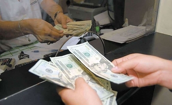 Imagen de la nota: El dólar no registró grandes cambios y cerró a $63.09