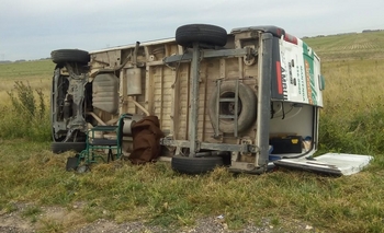 Ambulancia volcó a la altura de Santa Luisa Imagen de la nota: Ambulancia volcó a la altura de Santa Luisa