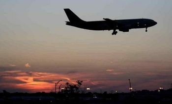 Imagen de la nota: Eximen pasaje a países limítrofes del pago del impuesto al dólar