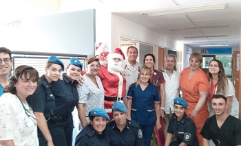 Imagen de la nota: Policía Local y Papá Noel entregaron cerca de 700 regalos