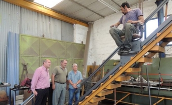 Imagen de la nota: La Madrid: fabrican silla elevadora única en el país