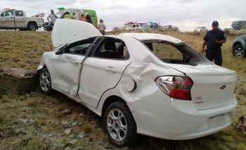 Imagen de la nota:  Un automóvil chocó contra un tren y volcó en la Ruta 3 vieja