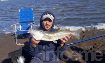 Imagen de la nota: Olavarrienses pescaron dos pejerreyes de gran tamaño