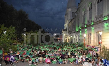 Imagen de la nota: Fotogalería: vigilia verde en Olavarría por el aborto legal