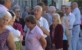 Jubilados y pensionados cobran desde el jueves Imagen de la nota: Jubilados y pensionados cobran desde el jueves