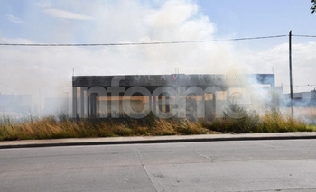 Imagen de la nota: Humo y confusión: quemaron pastizales en plena avenida