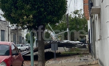Imagen de la nota: Video: se voló el techo y cayó sobre la calle