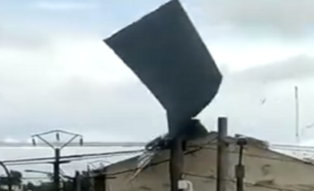 Imagen de la nota: El impactante video de la voladura total de un techo