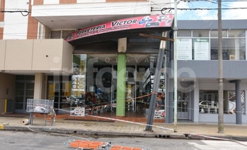 Imagen de la nota: En medio del temporal, cayeron decenas de carteles 
