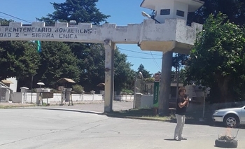 Esposa de un detenido se manifiesta en Sierra Chica Imagen de la nota: Esposa de un detenido se manifiesta en Sierra Chica