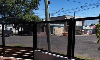 Imagen de la nota: Se suman los reclamos por postes caídos    