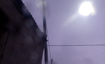 Imagen de la nota: Una vecina reclama por un palo de luz en la puerta de su casa