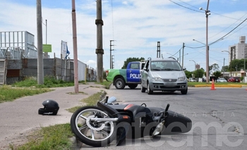 Imagen de la nota: Un motociclista hospitalizado tras chocar en una rotonda