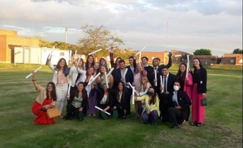 Imagen de la nota: Medio centenar de profesionales de la salud recibieron su diploma