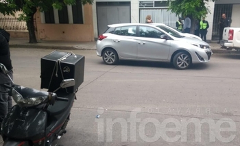 Imagen de la nota: Entraba su auto al garaje y un motomandados la chocó