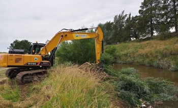 Imagen de la nota: Se iniciaron trabajos de limpieza en el arroyo Tapalqué