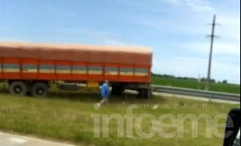 Imagen de la nota: Desenganchó el acoplado y terminó en el carril contrario