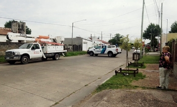 Imagen de la nota: Un camión se enredó con cables y casi tira un poste