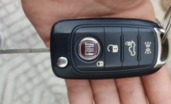 Perdió la llave de su auto y pidió ayuda para recuperarla Imagen de la nota: Perdió la llave de su auto y pidió ayuda para recuperarla