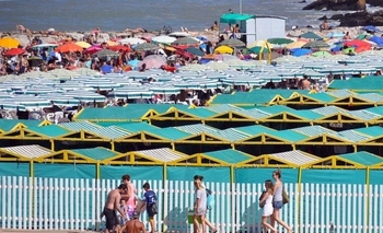 Imagen de la nota: Fuerte presencia de turistas en la costa