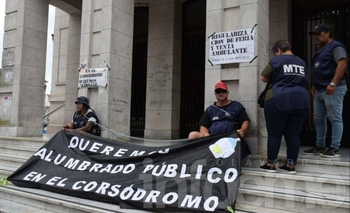 Imagen de la nota: Dos personas se encadenaron en el Palacio Municipal