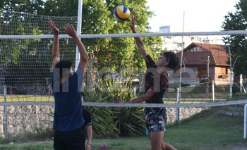 Imagen de la nota: Racing inauguró la temporada con su primer torneo de beach vóley