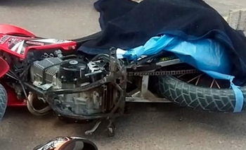 Imagen de la nota: Un hombre se cayó de la moto y murió ahorcado con su bandera argentina: festejo trágico en Bahía Blanca