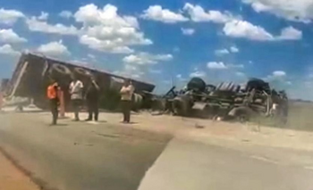 Imagen de la nota: Un camionero volcó tras chocar con un tractor