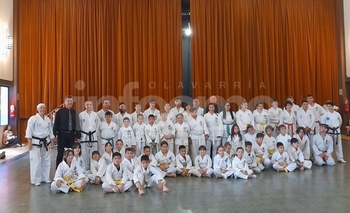 Imagen de la nota: Numeroso grupo de taekwondistas rindió el último examen del año