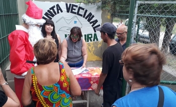 Entrega de canastas navideñas en el barrio Isaura Imagen de la nota: Entrega de canastas navideñas en el barrio Isaura