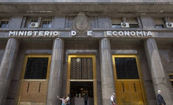 Devaluación: operadores estiman que el dólar oficial se irá a $500 desde este lunes Imagen de la nota: Devaluación: operadores estiman que el dólar oficial se irá a $500 desde este lunes