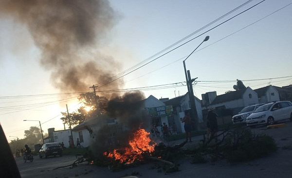 Vecinos cortaron avenidas para reclamar por la falta de luz y agua ...