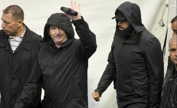 Imagen de la nota: Javier Milei fue a votar y los hinchas lo silbaron e insultaron en La Bombonera