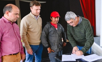 Imagen de la nota: Javier Rodríguez entregó materiales a los productores afectados por el temporal 