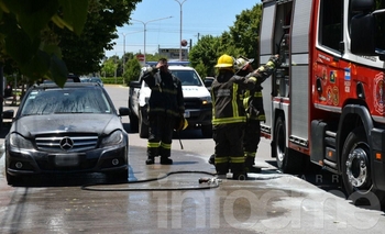 Imagen de la nota: Bomberos trabajaron en el incendio de un auto: se registraron pérdidas parciales