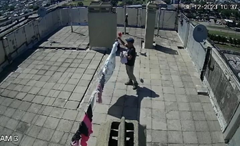 Imagen de la nota: Insólito: entró a un edificio, subió a la terraza y se llevó la ropa de los inquilinos