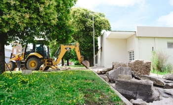Imagen de la nota: Comenzó la construcción de nuevas veredas en la Escuela Primaria Nº49